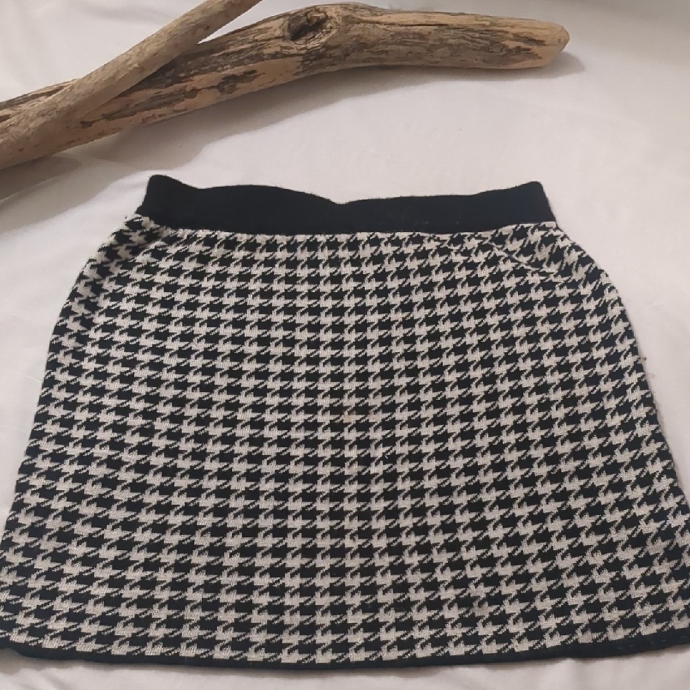 Black and White Houndstooth Skirt